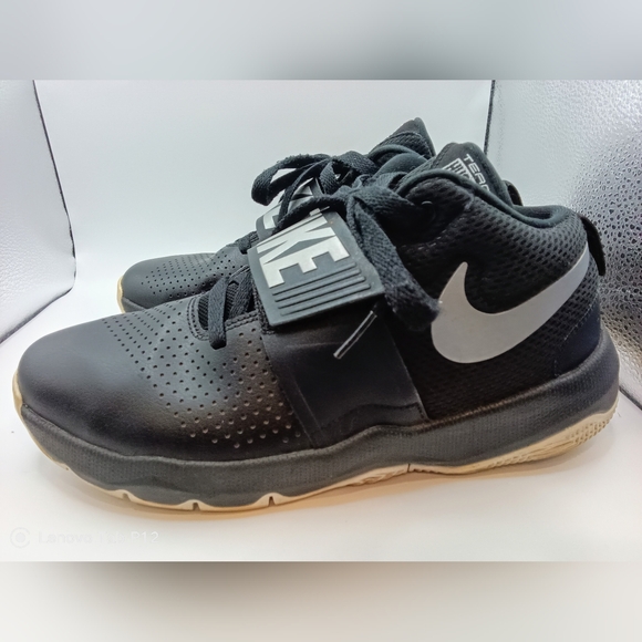 Nike Team Hustle D8 Unisex Size 7Y Black Sneakers - Picture 7 of 7